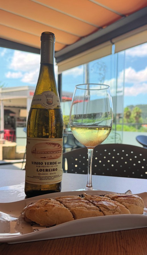 Petisco e Vinho Verde Loureiro em BAR PISCINA PEIXE