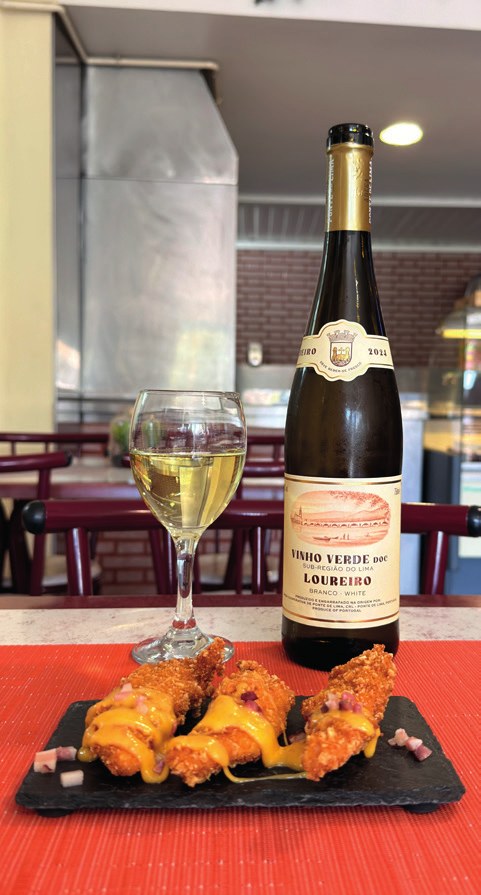 Petisco e Vinho Verde Loureiro em churrasqueira salpicante