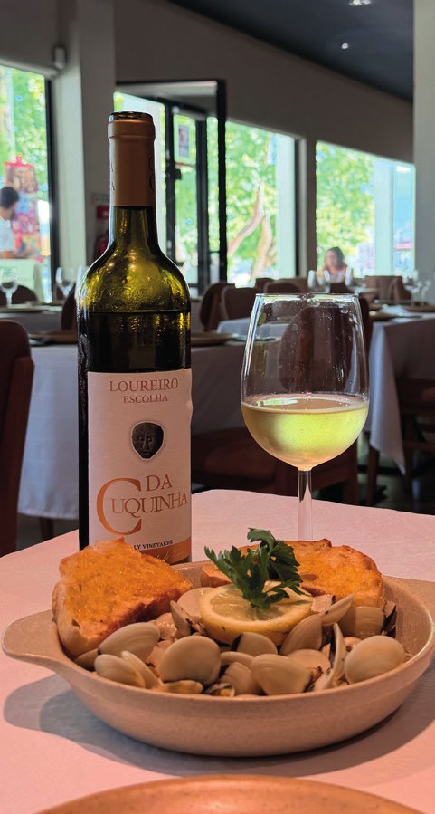 Petisco e Vinho Verde Loureiro em Hamburgaria da avenida