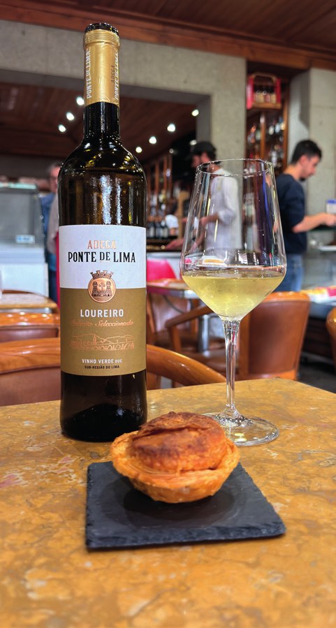 Petisco e Vinho Verde Loureiro em havaneza confeitaria