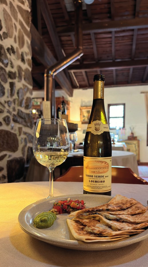 Petisco e Vinho Verde Loureiro em o Moinho Restaurante