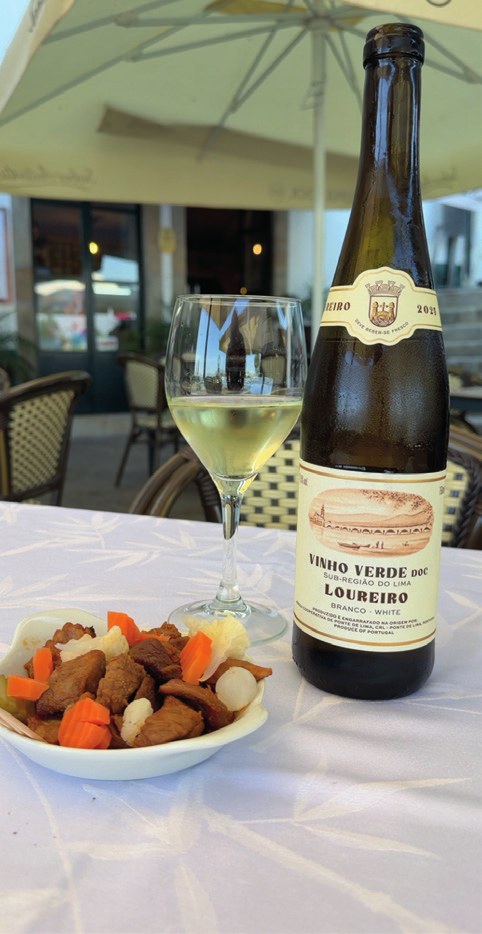 Petisco e Vinho Verde Loureiro em TABERNA CADEIA VELHA
