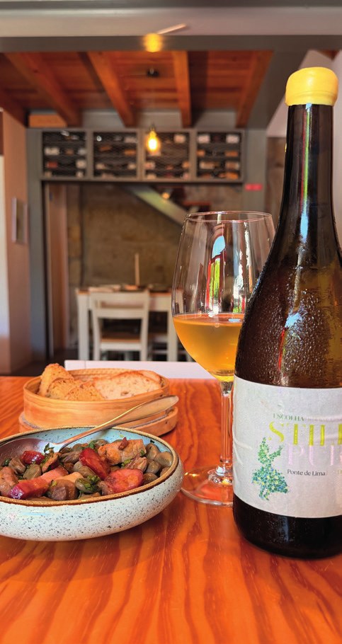 Petisco e Vinho Verde Loureiro em TABERNA PORTA VERMELHA